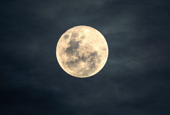 කාටත් හොරෙන් පෙරේදා රෑ පෑයූ සුපිරි සඳ – PHOTOS