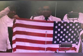 නලීන්  බණ්ඩාර ඇමෙරිකානු කොඩිය පාර්ලිමේන්තුවේදී  පෙන්වමින් 20 ගැන කියයි