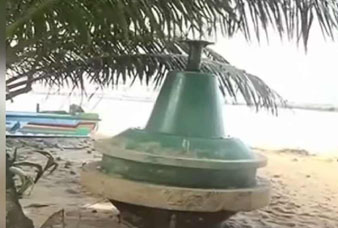 ගිනිගත් නැවේ යැයි සැක කෙරෙන යකඩ බෝයාවක්  මොරගල්ල වෙරළ තීරයට ගොඩ ගසයි