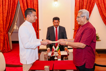 නව කැබිනට් අමාත්‍යවරු 17ක් ජනපති ඉදිරියේ දිවුරුම් දෙයි (ඡායාරූප)